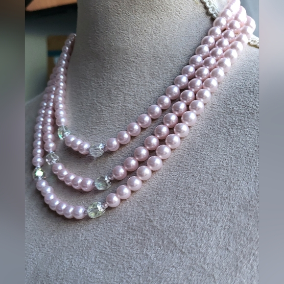 Pink Pearl tripple stranded necklace with Aoroa Borealis accents - Picture 4 of 6